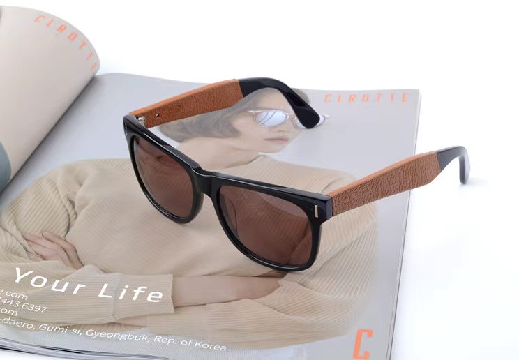 Montatura in acetato con asta rivestita in pelle a contrasto